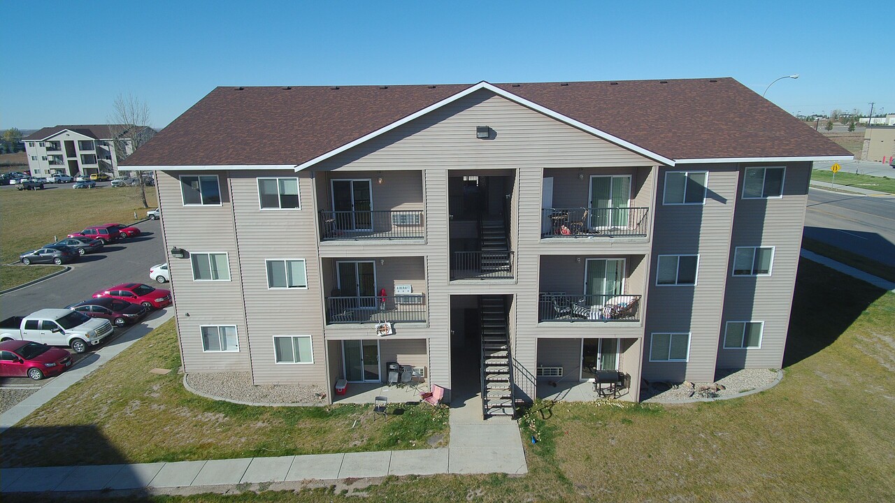 1608 20th Ave NW in Minot, ND - Building Photo