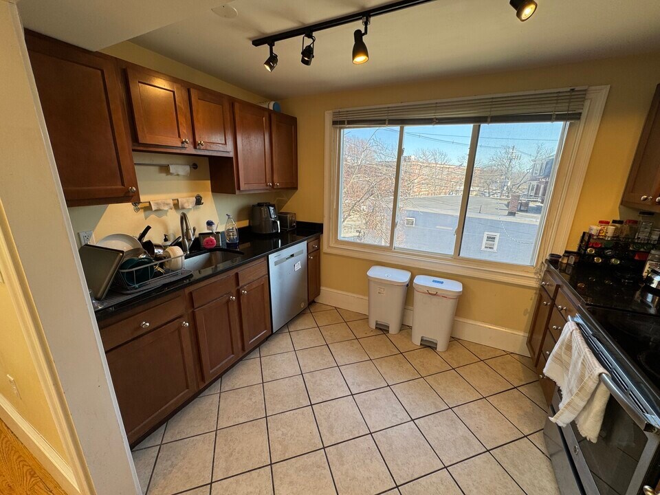 208 Holland St, Unit 2A in Somerville, MA - Foto de edificio