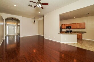 30551 Annadale Dr in Wesley Chapel, FL - Foto de edificio - Building Photo