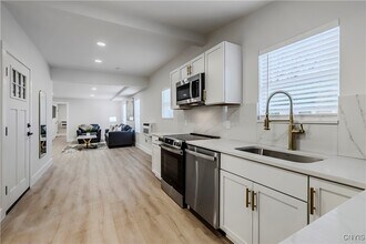 1104 Main St in Sylvan Beach, NY - Foto de edificio - Building Photo