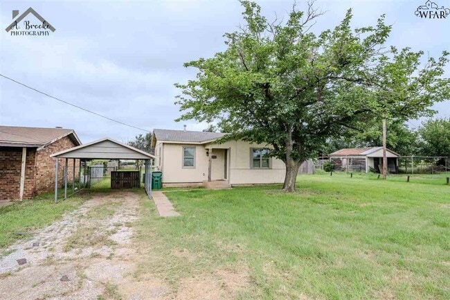 1508 N Victoria Ave in Iowa Park, TX - Building Photo - Building Photo