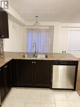 18 Longboat Run W in Brantford, ON - Building Photo - Building Photo