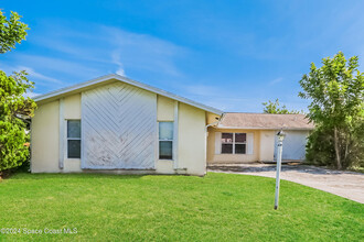 137 SE Manly Ave in Port St. Lucie, FL - Foto de edificio - Building Photo