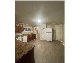 242 Branch St, Unit Apt B in Lowell, MA - Building Photo - Building Photo