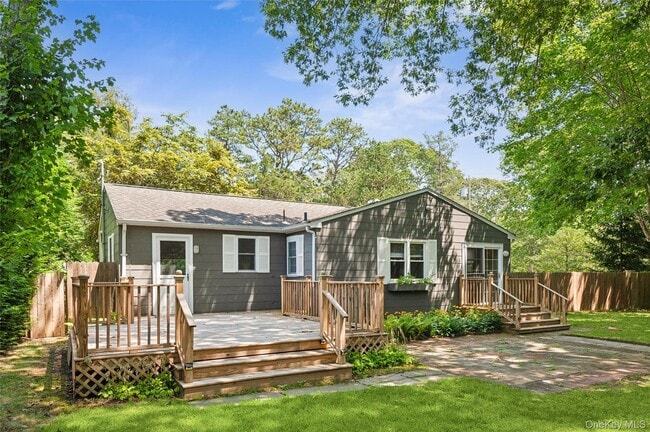 4 East End Ave in East Quogue, NY - Building Photo - Building Photo
