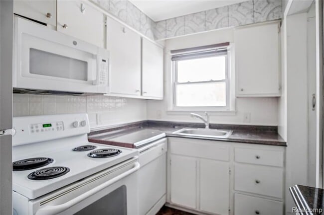 14000 Nadine St in Oak Park, MI - Building Photo - Building Photo