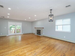30 A Hickory Rd in Sands Point, NY - Foto de edificio - Building Photo