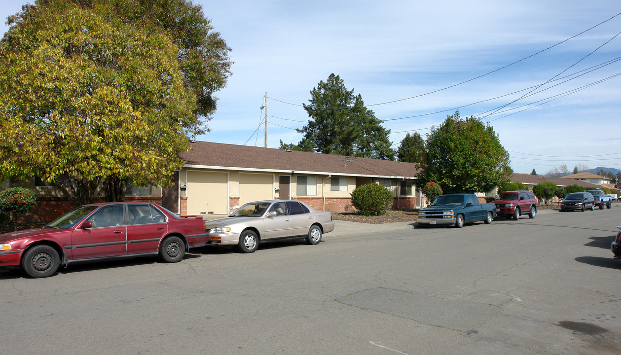 579-585 Arrowood Dr in Santa Rosa, CA - Foto de edificio