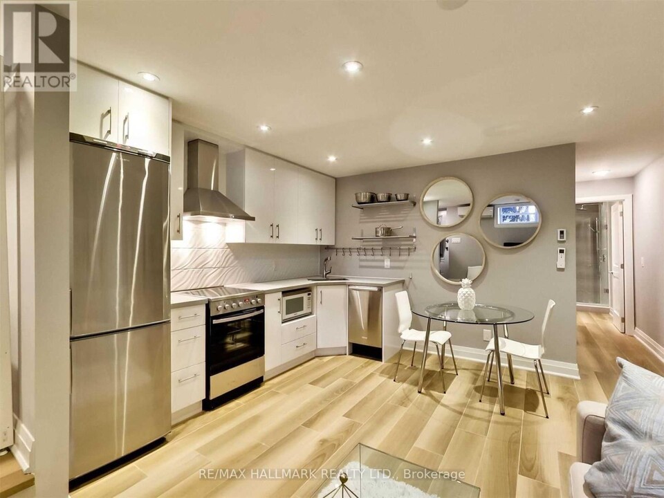 339 Wellesley St E in Toronto, ON - Building Photo
