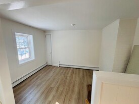 154 Hegemans Ln in Glen Head, NY - Building Photo