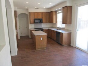 233 American Farms Ave in Lathrop, CA - Foto de edificio - Building Photo