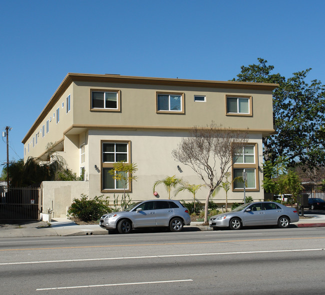 4959 Laurel Canyon Blvd in Valley Village, CA - Foto de edificio - Building Photo