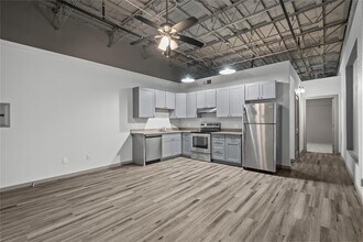 612 W Texas Ave in Baytown, TX - Building Photo - Building Photo