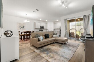 2433 Firstlight Wy in Winter Park, FL - Foto de edificio - Building Photo