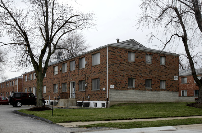 Holly Manor Apartments in Hazelwood, MO - Building Photo - Building Photo