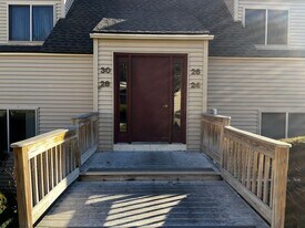 28 Carriage Dr in Simsbury, CT - Building Photo