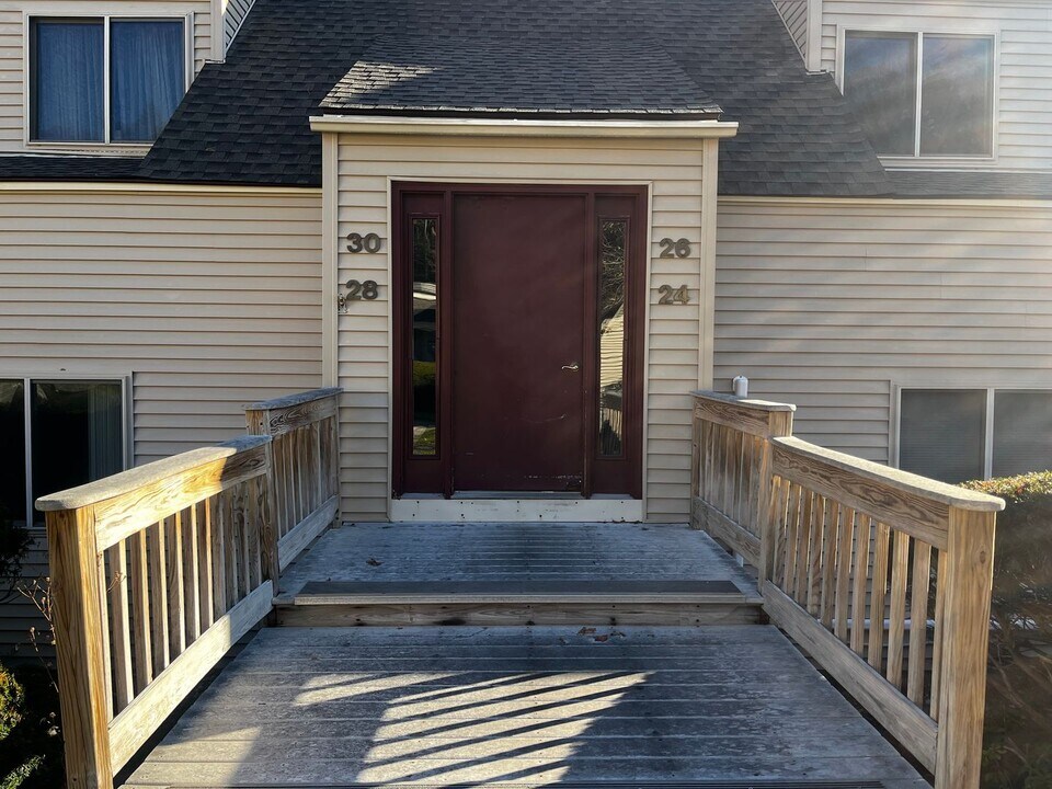 28 Carriage Dr in Simsbury, CT - Building Photo