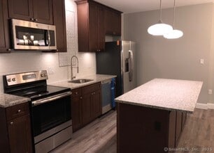 1310 Berlin Tpke in Wethersfield, CT - Building Photo - Building Photo