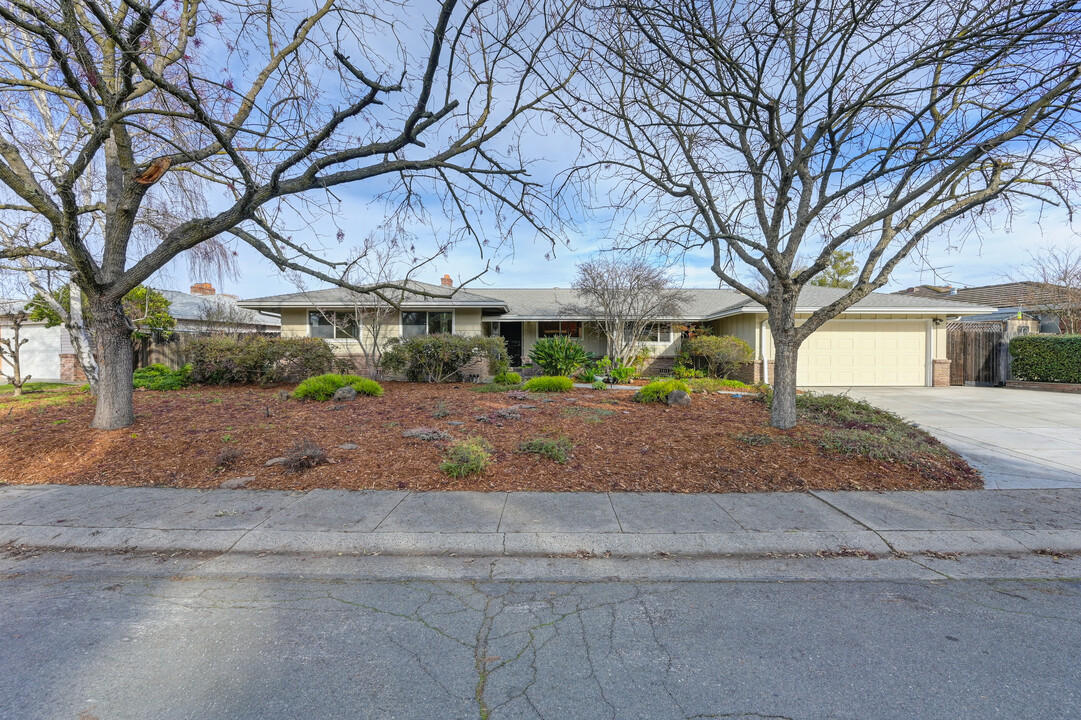 6431 Oakridge Way in Sacramento, CA - Building Photo