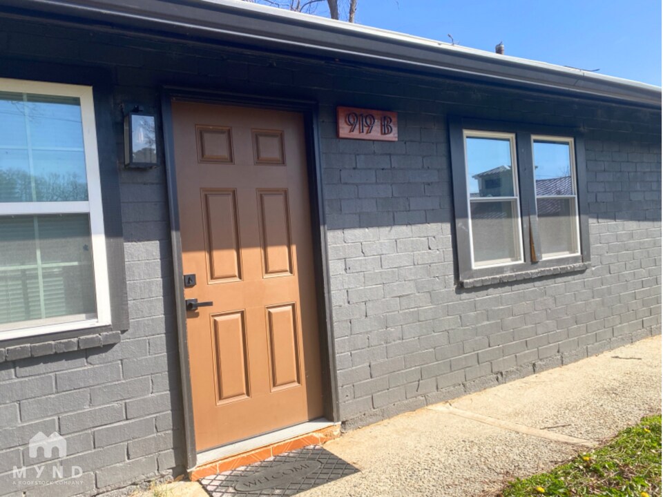 919 Hobson St SW in Atlanta, GA - Building Photo