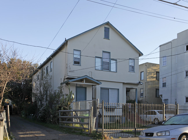 3032 E 19th St in Oakland, CA - Building Photo - Building Photo