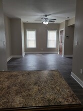 100 W Washington St, Unit D in Harrisonville, MO - Foto de edificio - Building Photo