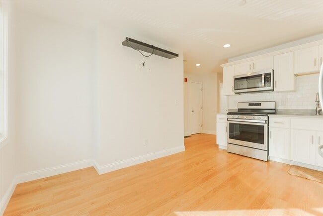 375 Dorchester St, Unit 1 in Boston, MA - Building Photo - Building Photo