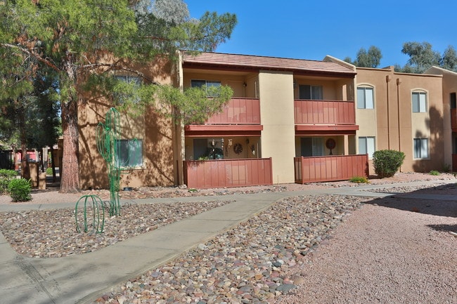 Fox Point Apartments in Tucson, AZ - Foto de edificio - Building Photo