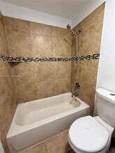 927 NE 199th St in Miami, FL - Building Photo - Building Photo