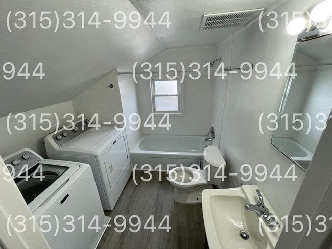 211 Russell Ave, Unit second unit in Liverpool, NY - Building Photo - Building Photo