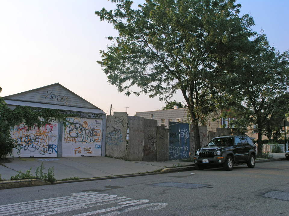 2405 Halsey St in Bronx, NY - Foto de edificio