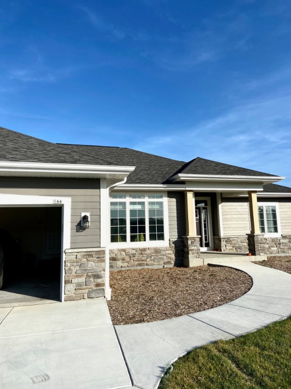 144 Candleberry Ln in Grafton, WI - Foto de edificio - Building Photo