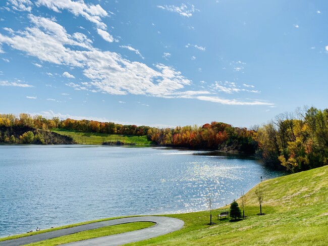 Hidden Lake Preserve in Brookfield, WI - Foto de edificio - Building Photo