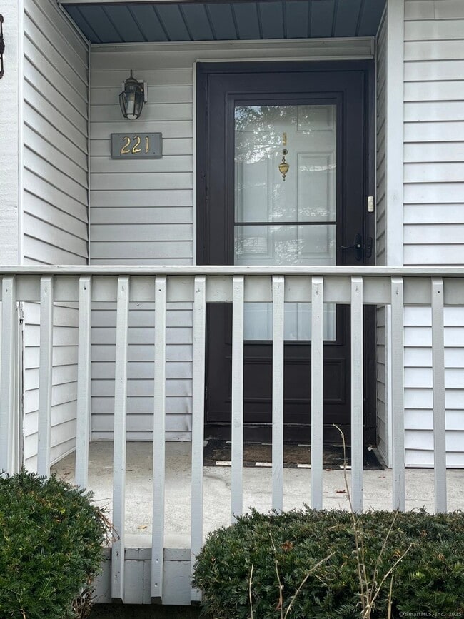 221 Cottonwood Rd in Newington, CT - Foto de edificio - Building Photo