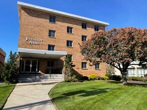 Jefferson Arms Apartments in Hamden, CT - Foto de edificio - Building Photo