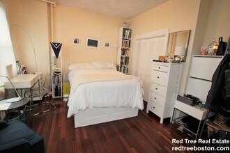 108 Myrtle St, Unit 15 in Boston, MA - Foto de edificio - Building Photo