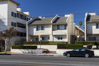 Park Reseda Condominiums in Reseda, CA - Building Photo - Building Photo