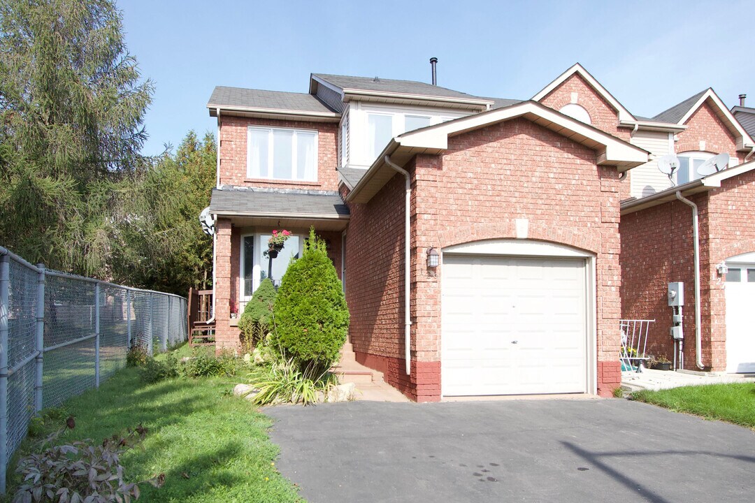 129 Vail Meadows Crescent in Bowmanville, ON - Building Photo
