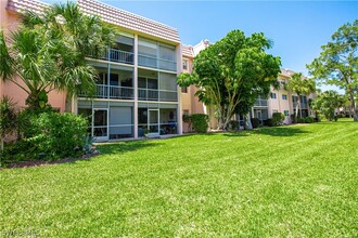 225 Turtle Lake Ct in Naples, FL - Foto de edificio - Building Photo