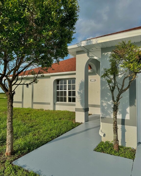 813 Naples Ave S in Lehigh Acres, FL - Building Photo