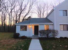 35 Nutmeg Rd in Middlebury, CT - Building Photo