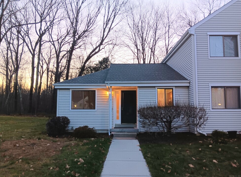 35 Nutmeg Rd in Middlebury, CT - Building Photo