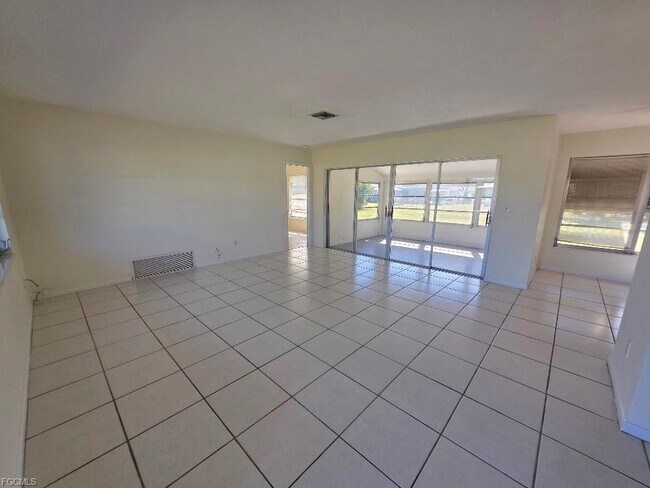 1512 Huntdale St E in Lehigh Acres, FL - Building Photo - Building Photo