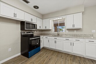 106 Aurora St E in Venice, FL - Building Photo - Building Photo