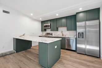 10028 Shoup Ave in Chatsworth, CA - Foto de edificio - Building Photo