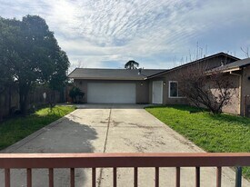 1033 S Windsor Ave in Stockton, CA - Building Photo