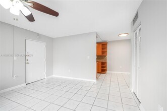 7160 Fairway Dr-Unit -J7 in Hialeah, FL - Building Photo - Building Photo
