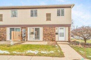 41125 S Woodbury Green Dr in Belleville, MI - Building Photo