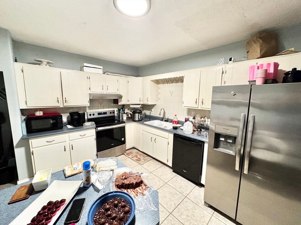 63 Walnut St-Unit -1 in Leominster, MA - Building Photo