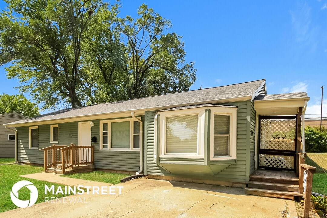 7624 Broadmoor St in Overland Park, KS - Building Photo